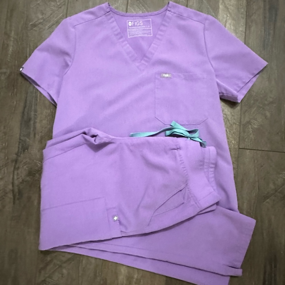 Figs Liliac Yola skinny pants and Catarina one-pocket small.